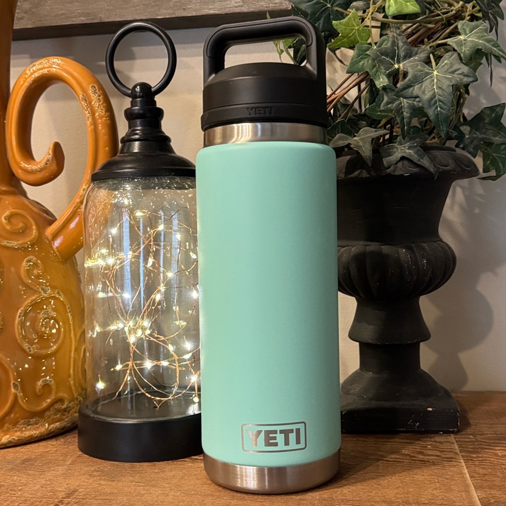 YETI Rambler 26 oz Water Bottle with Black Straw Cap in Excellent Condition - Picture 2 of 6